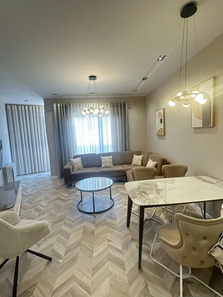 Tirane, jepet me qera apartament 2+1+Ballkon Kati 7, 120 m² 1.200 € (9-Kateshet)