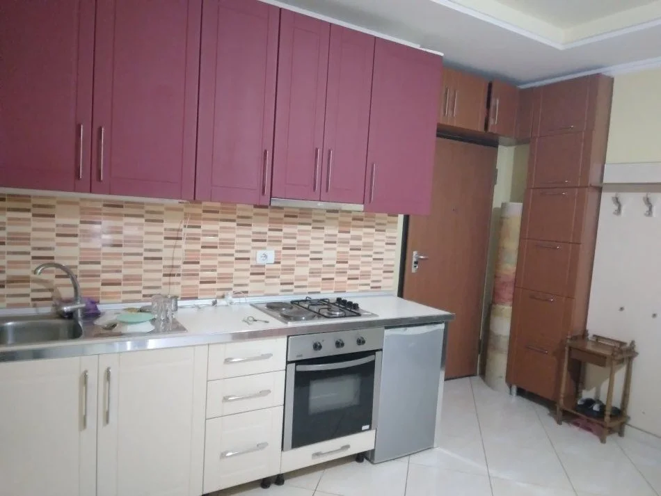 Tirane, jepet me qera apartament 1+1+Ballkon Kati 3, 60 m² 400 € (Rr. Petro Nini Luarasi)