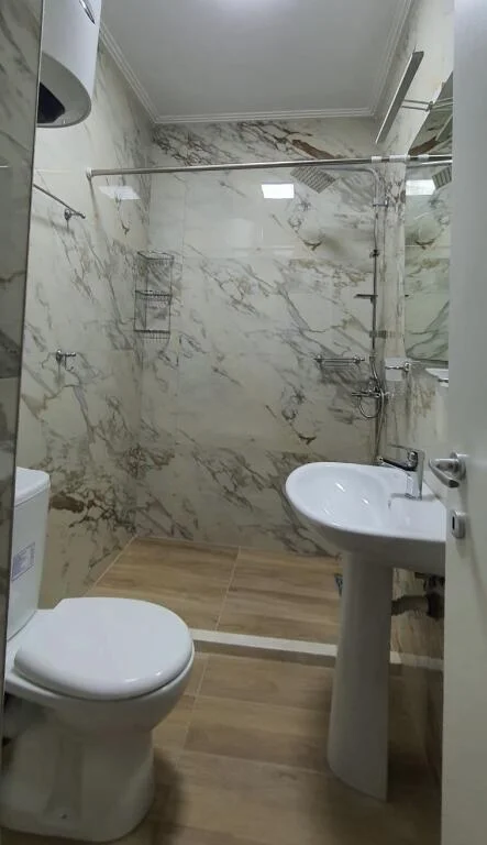 Tirane, jepet me qera apartament 1+1+Ballkon Kati 2, 50 m² 450 € (TE AMERIKAN 2 Rruga E Dibres)