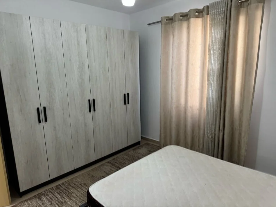 Tirane, jepet me qera apartament 1+1 Kati 2, 78 m² 450 € (Rruga: 5 Maji)