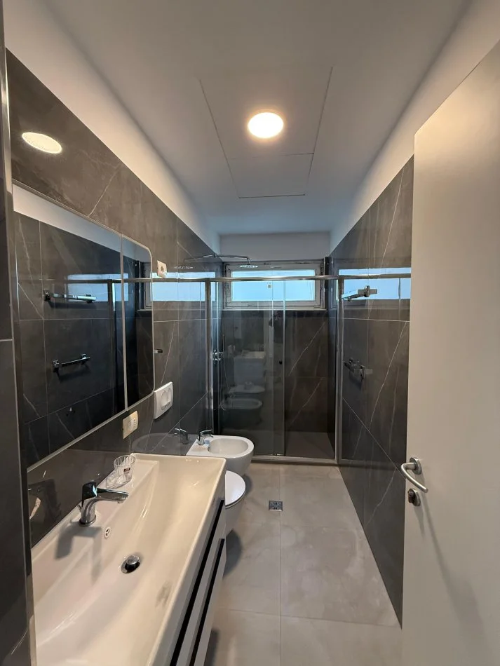 Tirane, jepet me qera apartament 2+1+Ballkon , 600 € (Ali Dem)