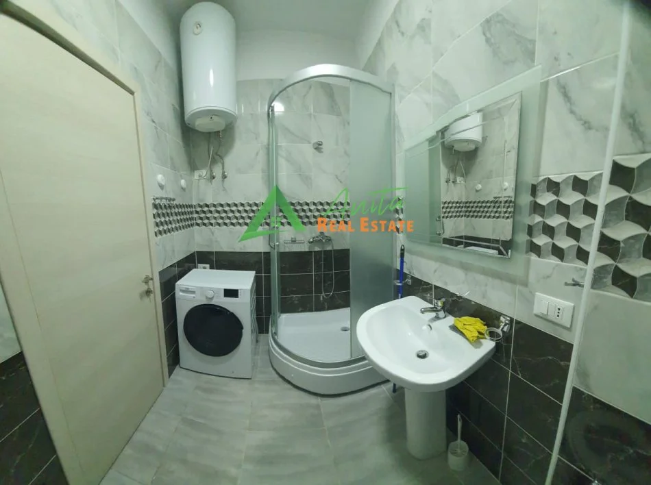 Tirane, jepet me qera apartament 1+1+Ballkon Kati 3, 60 m² 570 € (Komuna e Parisit)