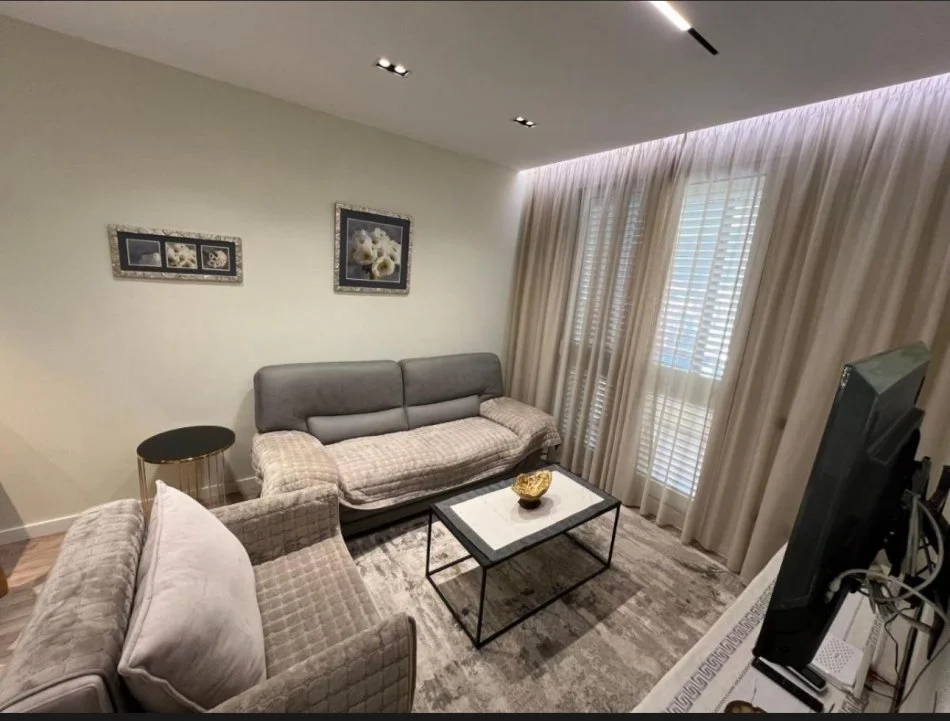 Tirane, jepet me qera apartament 1+1+Ballkon Kati 11, 69 m² 900 € (Qender)