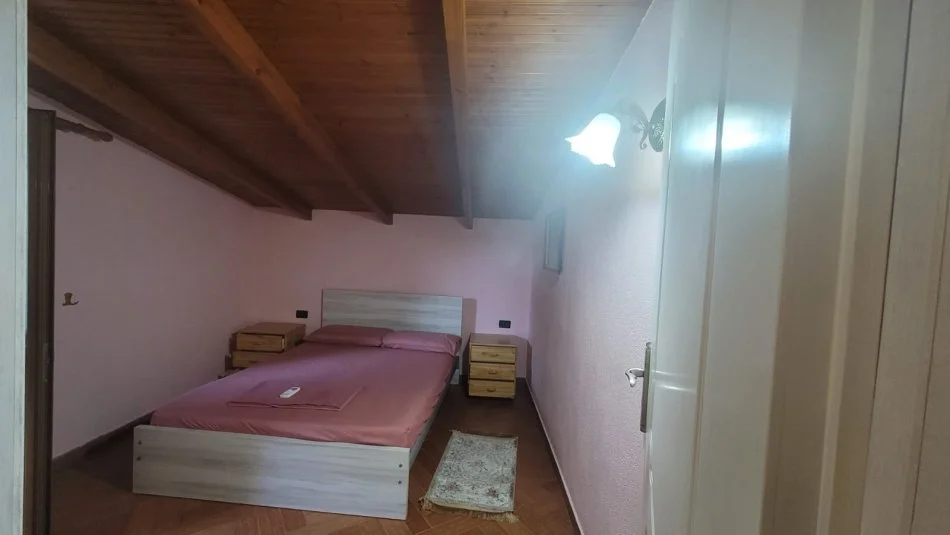 Tirane, jepet me qera apartament 3+1+Ballkon Kati 3, 167 m² 800 € (prane Fakultetit Ekonomik)