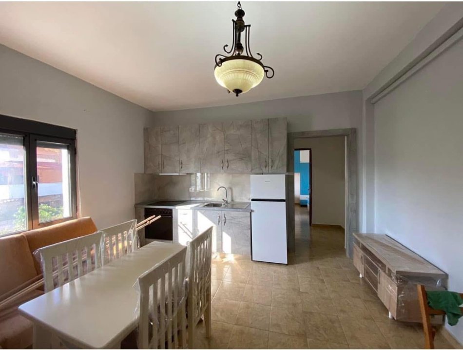 Tirane, jepet me qera apartament 1+1 Kati 2, 300 € (prane Birra Tirana)