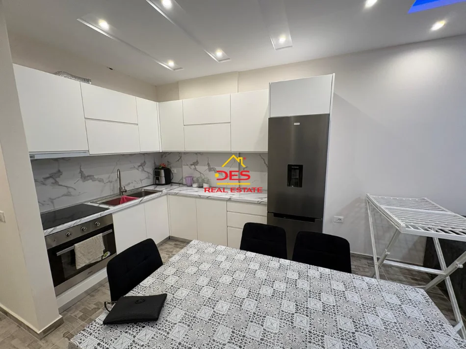 Vlore, jepet me qera apartament 2+1+Ballkon Kati 3, 110 m² 500 € (Rruga Çajupi)