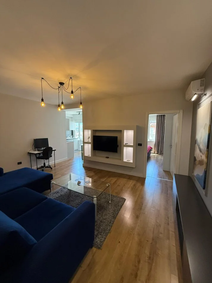 Tirane, jepet me qera apartament 1+1+Ballkon Kati 11, 70 m² 700 € 