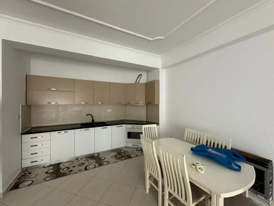 Tirane, jepet me qera apartament 3+1 Kati 2, 150 m² 700 € (Rruga Ullishtes)