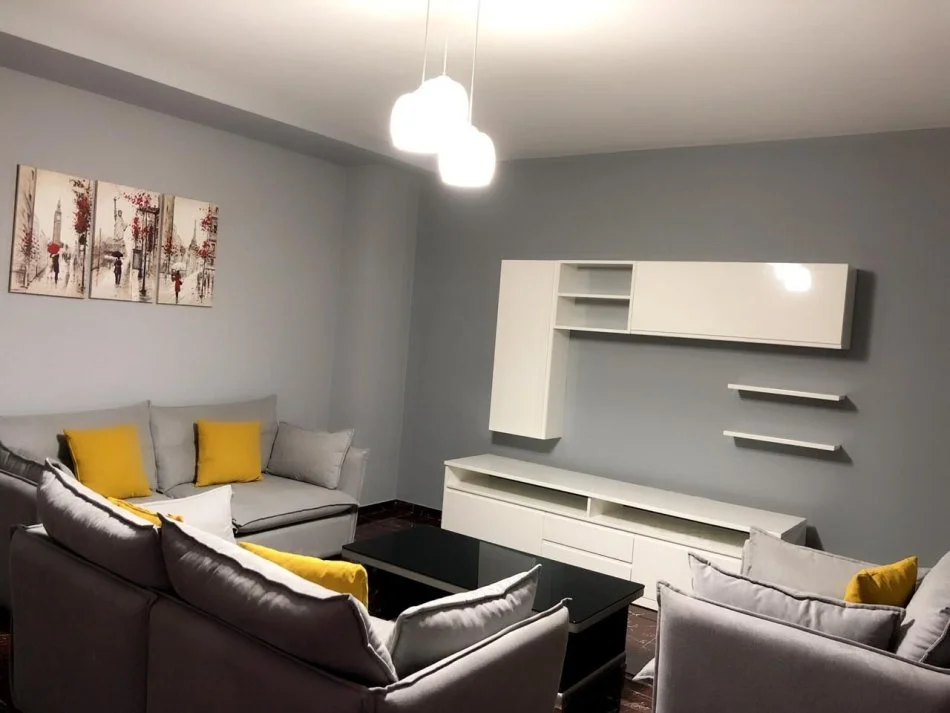 Tirane, jepet me qera apartament 1+1+Ballkon Kati 1, 65 m² 700 € (21 Dhjetori)