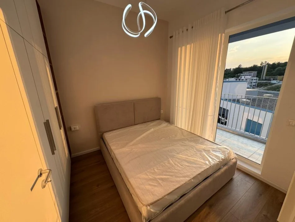 Tirane, jepet me qera apartament 1+1 me Parking Kati 3, 60 m² 450 € (Kompleksi Oxa, Fresk)
