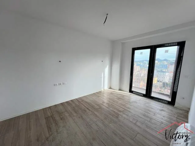 Tirane, jepet me qera apartament 3+1+BLK Kati 10, 160 m² 1.000 Euro (Garden Building tek 21 Dhjetori)