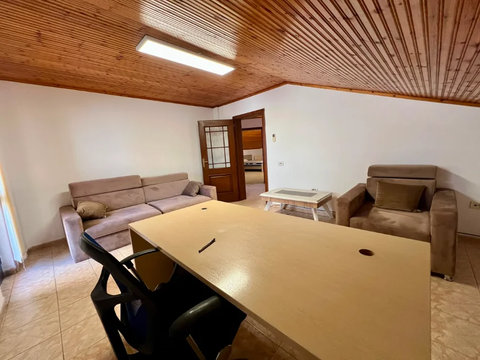 Tirane, jepet me qera apartament 3+1+Ballkon Kati 4, 130 m² 600 € (Pazari i ri)