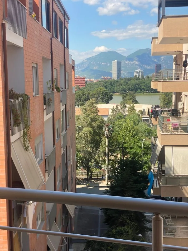 Tirane, jepet me qera apartament 2+1+Ballkon Kati 2, 80 m² 600 € (Fillim i Rruges Peti Kopshti Zoologjik)