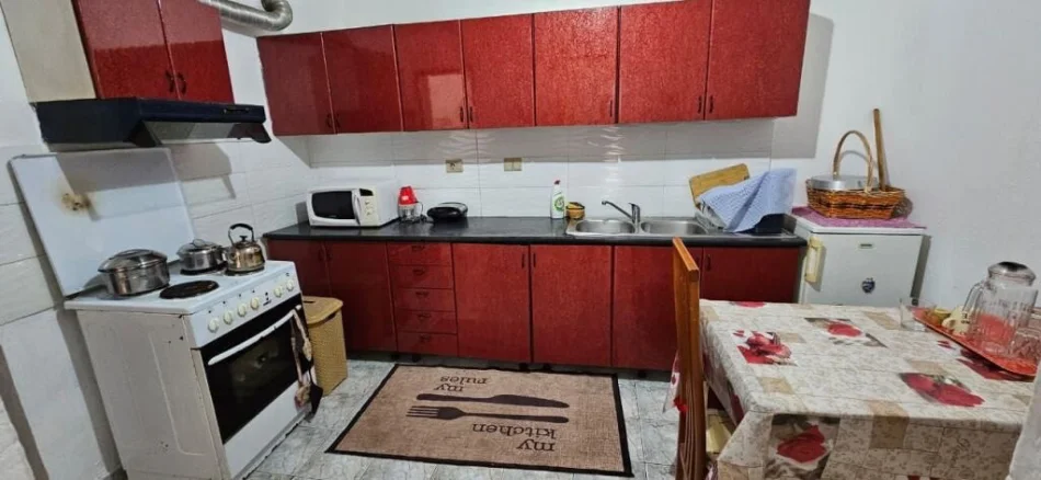 Tirane, jepet me qera shtepi 1+1 Kati 1, 70 m² 400 € (German Computers tek Komuna e Parisit)