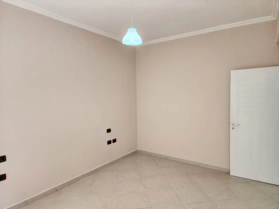Durres, `Qira Apartament 2+1 Kati 1, 110 m² (QENDER, MARKATA)