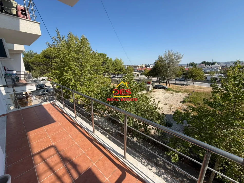 Vlore, jepet me qera apartament 1+1+Ballkon Kati 3, 70 m² 430 € (Rruga Sazani)