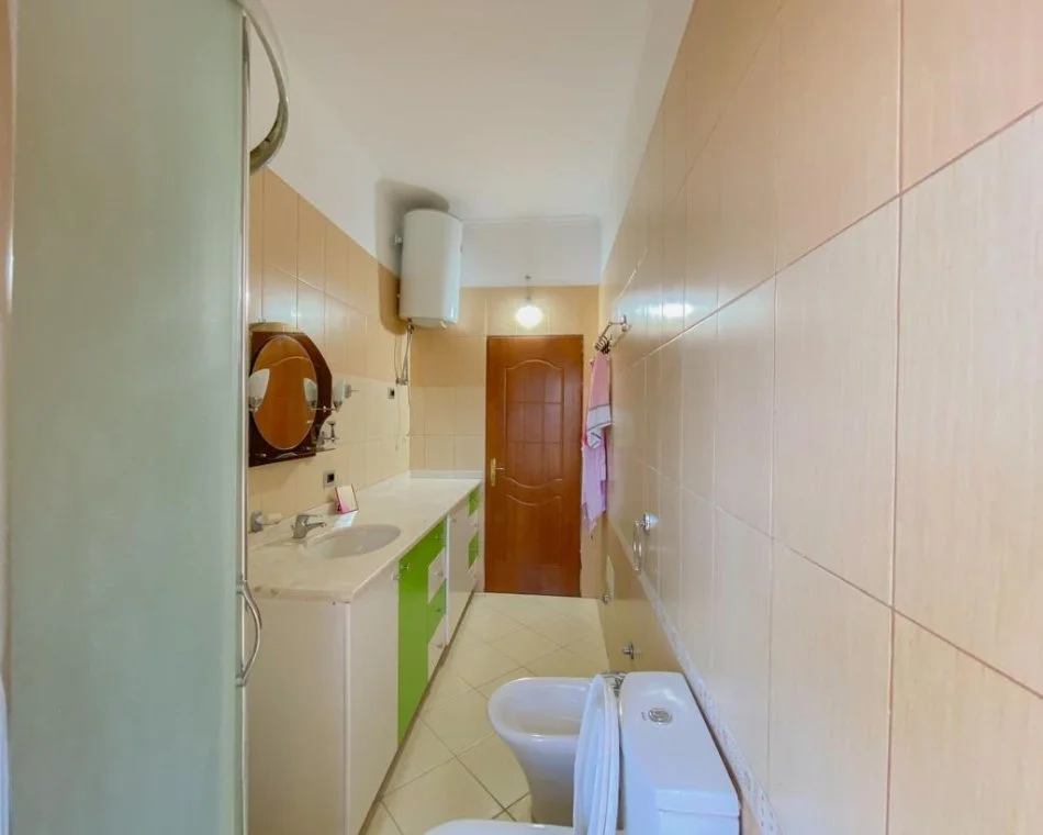 Tirane, jepet me qera apartament 2+1 Kati 4, 700 € (Kryqezimi i M Shyrit me Muhamet Gjollesha)