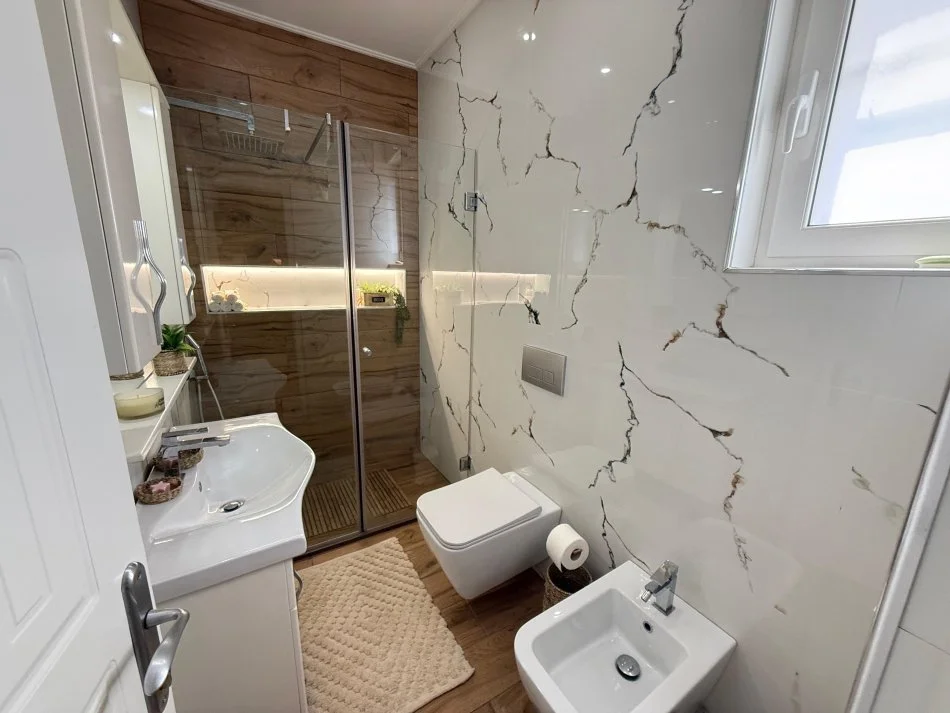 Tirane, jepet me qera apartament 2+1 Kati 3, 96 m² 700 € (Rruga e Bogdaneve)