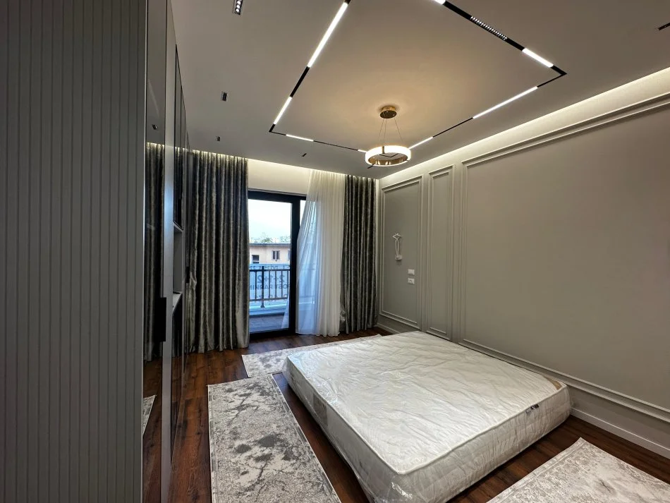 Tirane, jepet me qera apartament 2+1+Ballkon Kati 4, 105 m² 1.000 € (Rruga Dibres)