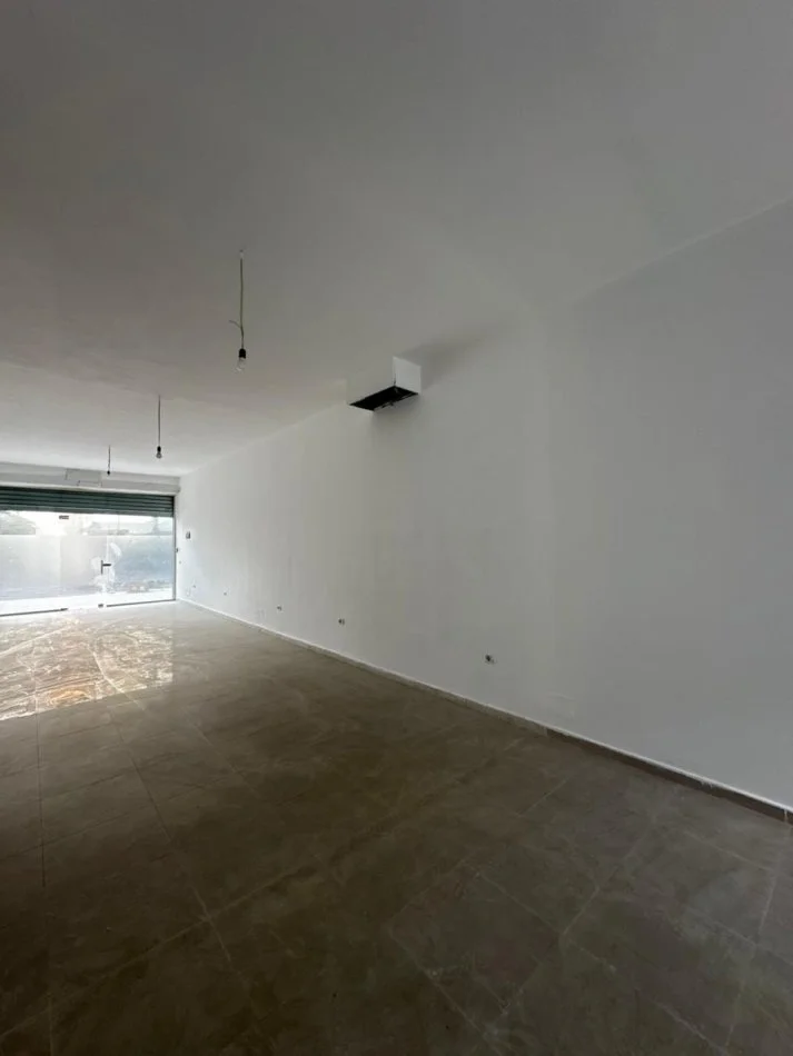 Tirane, jepet me qera zyre Kati 0, 83 m² 850 € (Selvia)