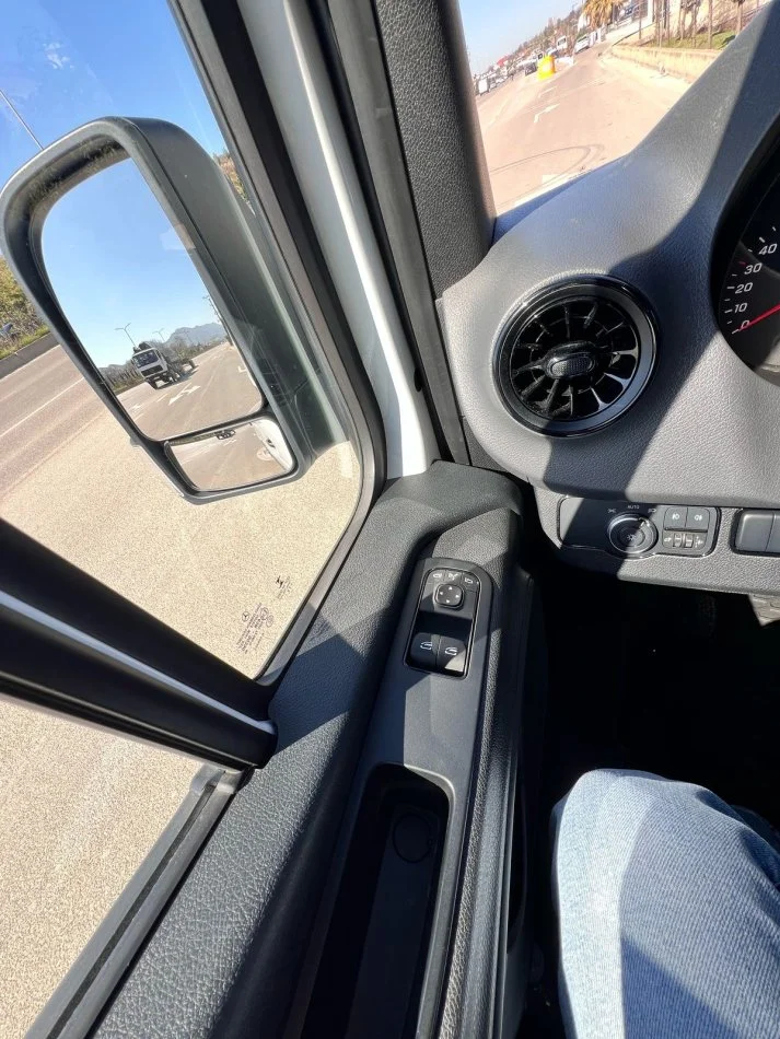 Tirane, shitet Furgon Mercedes Benz Fugon Sprinter Nafte, e bardhë automatik Klima 95.000 km 31.900 €