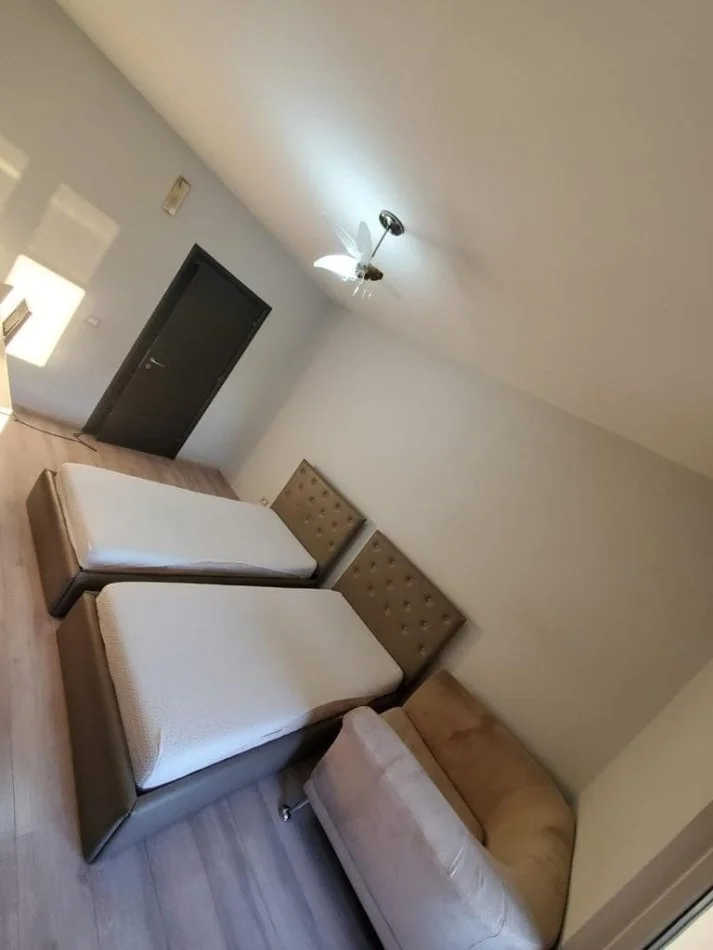 Tirane, jepet me qera apartament 2+1+Ballkon Kati 4, 80 m² 650 € (hoxha tasim)