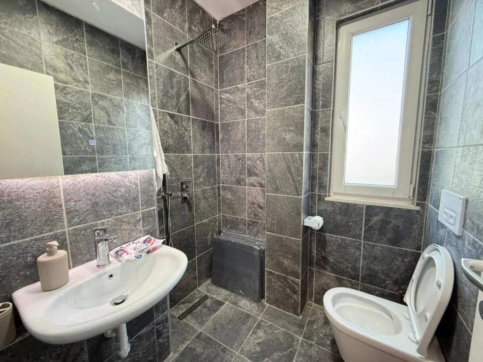 Tirane, jepet me qera apartament 2+1+Ballkon Kati 5, 120 m² 800 € (Shkolla e Bashkuar)