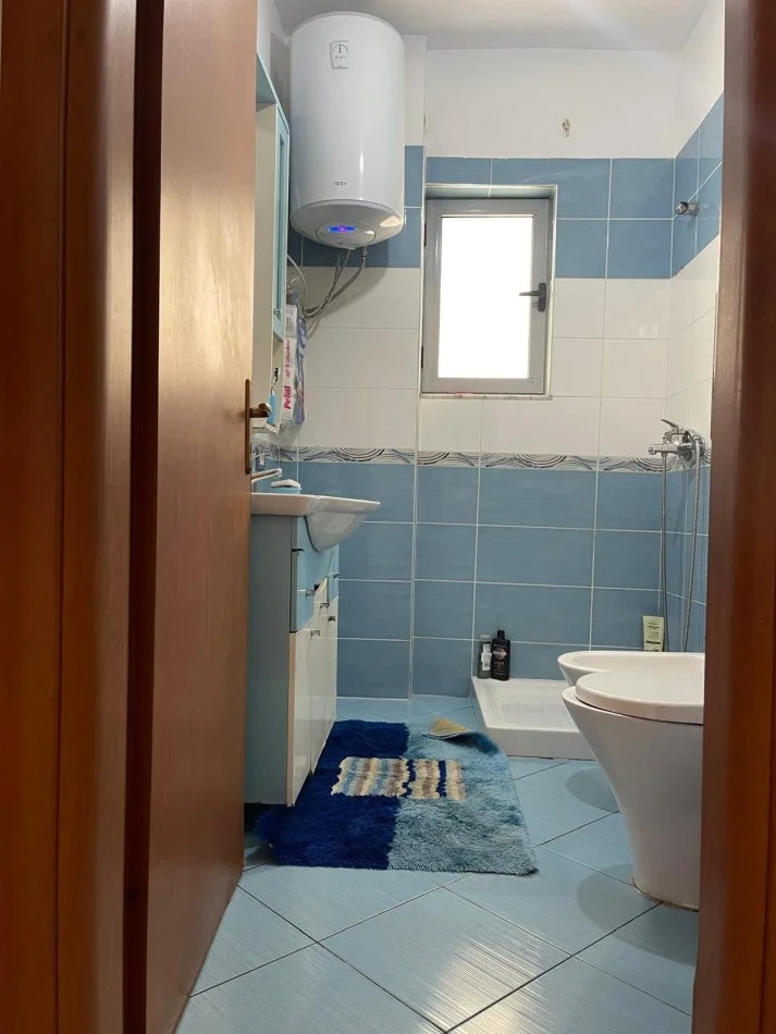 Tirane, jepet me qera apartament 2+1+Ballkon Kati 4, 450 € (Kthesa e Kamzes)
