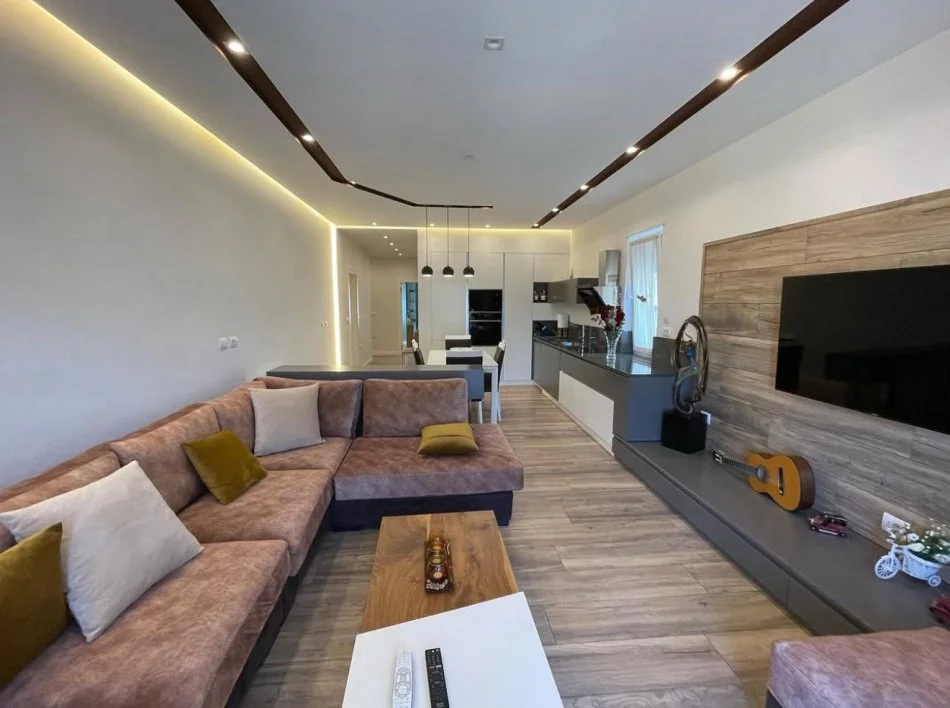 Tirane, jepet me qera apartament 2+1 Kati 2, 105 m² 