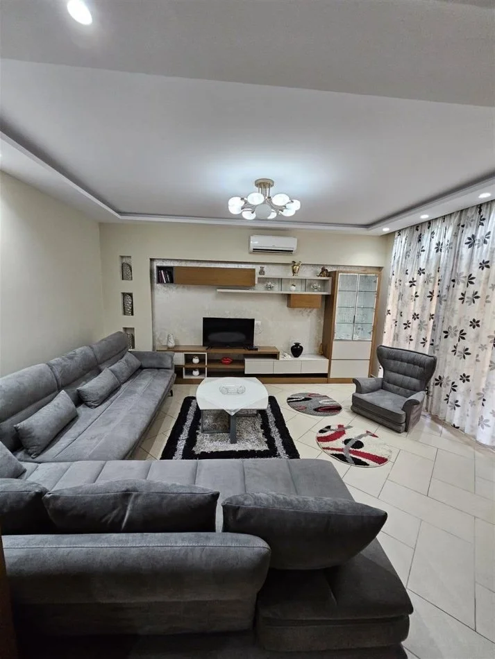 Tirane, jepet me qera apartament 2+1 Kati 2, 100 m² 750 € (Rruga Peti)