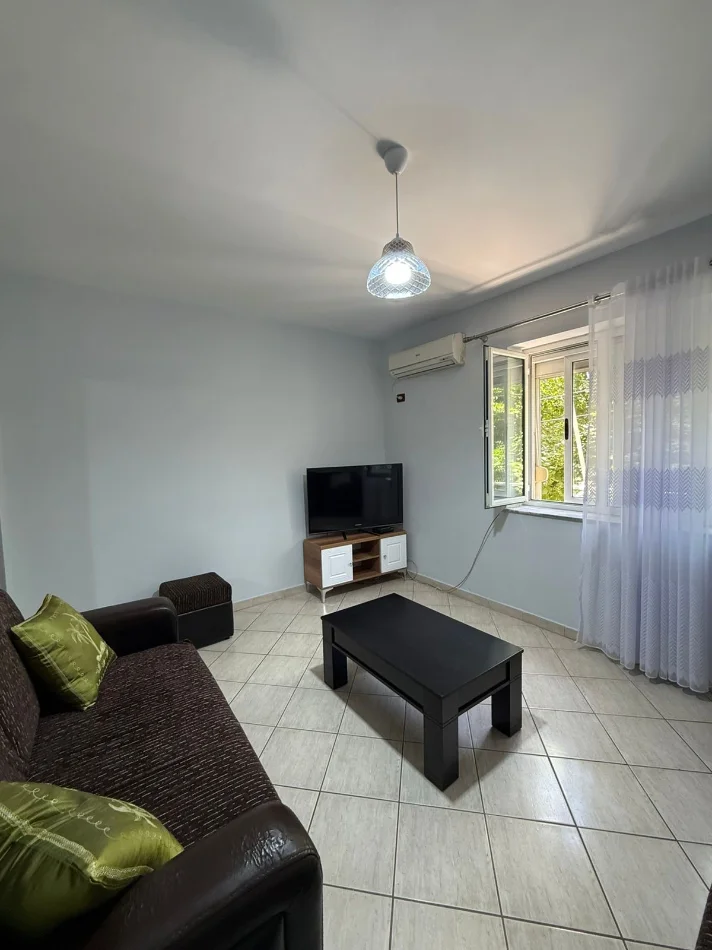 Tirane, jepet me qera apartament 2+1 Kati 2, 90 m² 600 € (Rruga e Kavajes ,21 Dhjetori)
