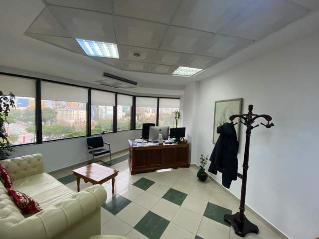 Tirane, jepet me qera zyre 110 m² 2.200 Euro (Qender)