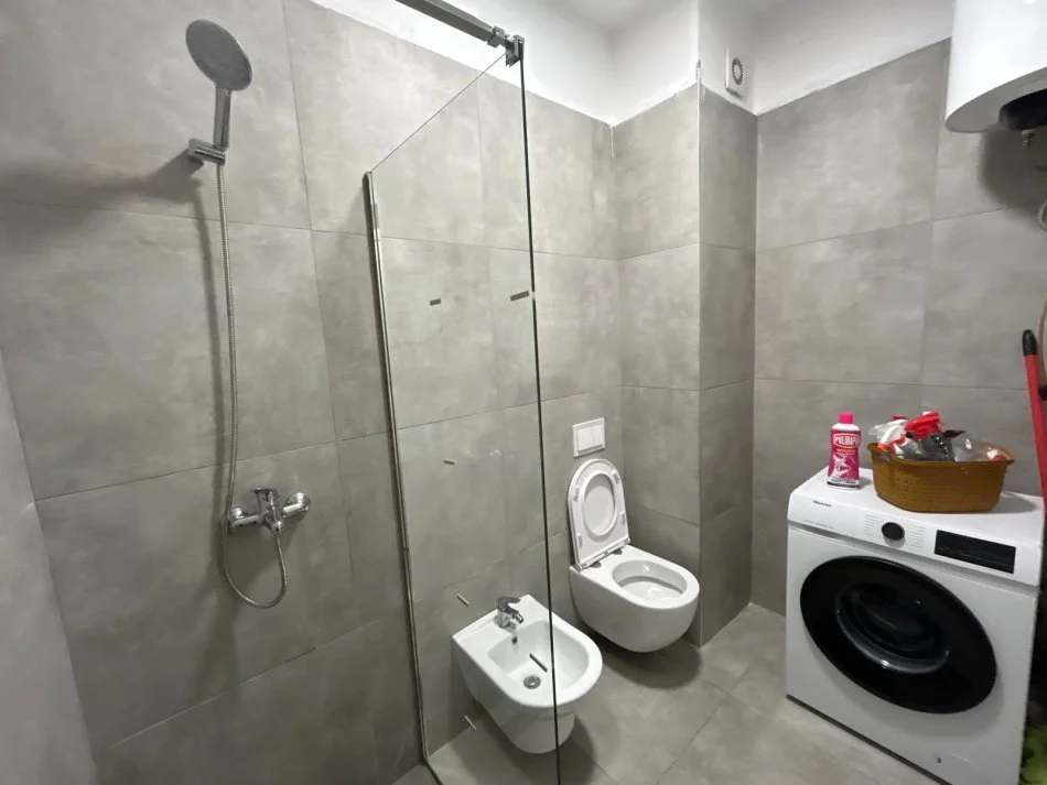 Tirane, jepet me qera apartament 2+1 Kati 3, 100 m² 650 € (Emerald Center)