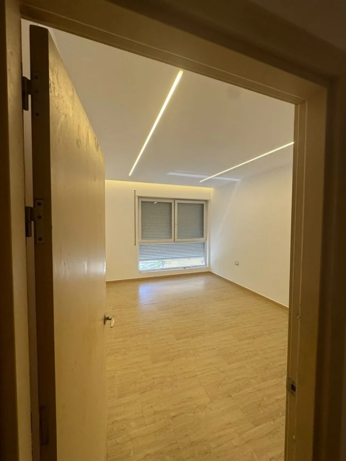 Tirane, jepet me qera zyre Kati 1, 60 m² 700 € (Rruga Myslym Shyri)