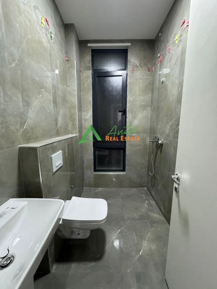 Tirane, jepet me qera apartament 2+1+Ballkon Kati 2, 93 m² 60 000 Leke (Ish Sheshi Shqiponja)