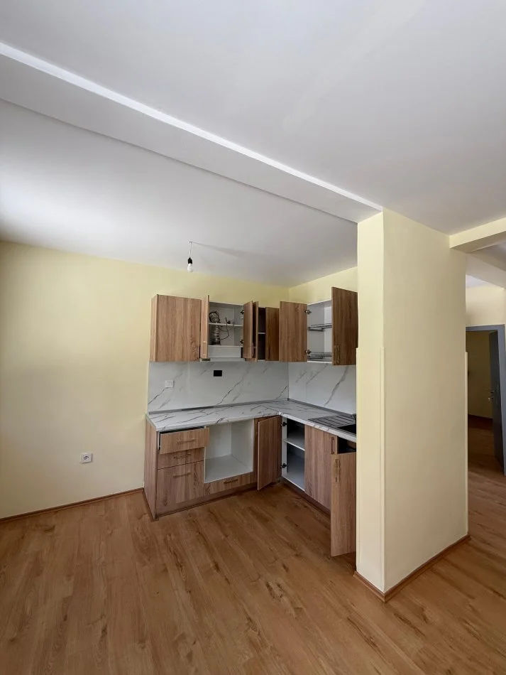 Tirane, jepet me qera shtepi 2+1+Ballkon Kati 1, 80 m² 1.000 € (Albanopoli)
