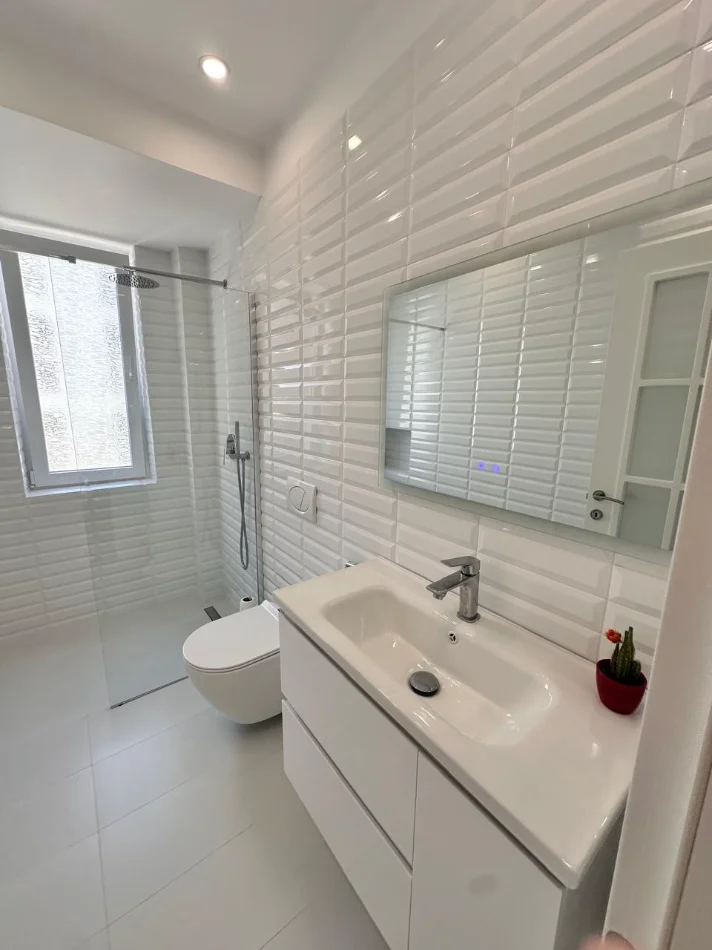 Tirane, jepet me qera apartament 2+1+Ballkon Kati 3, 80 m² 850 € (Gjimnazi Petro Nini Luarasi)