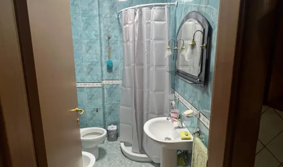 Tirane, jepet me qera apartament 1+1 Kati 1, 65 m² 500 €