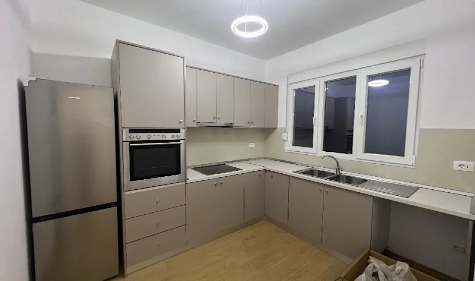 Tirane, jepet me qera apartament 2+1 Kati 1, 90 m² 400 €