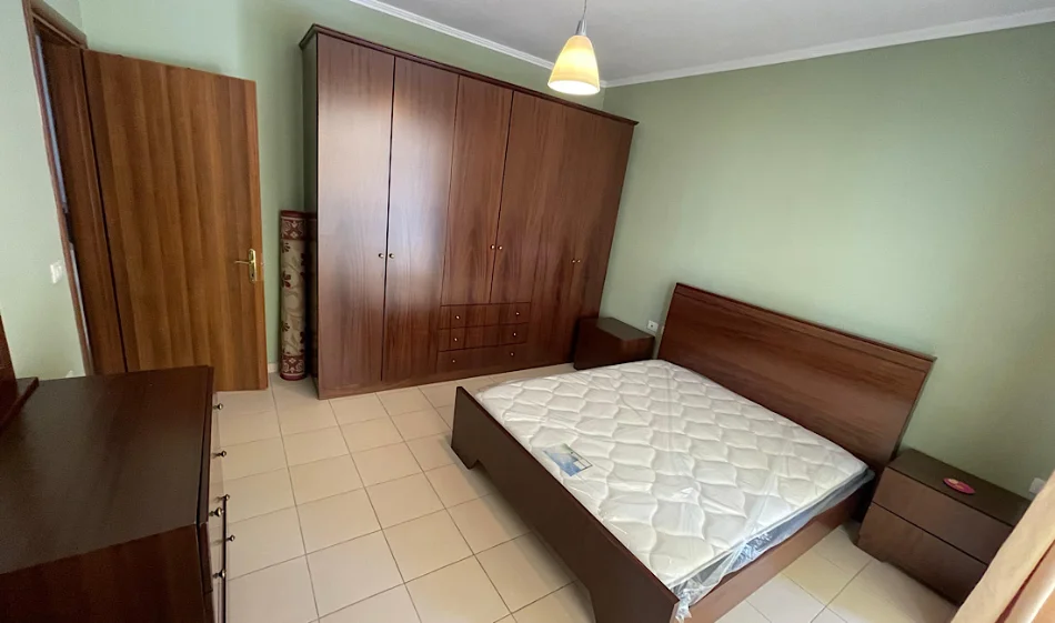 Tirane, jepet me qera apartament 2+1 Kati 1, 116 m² 700 € 