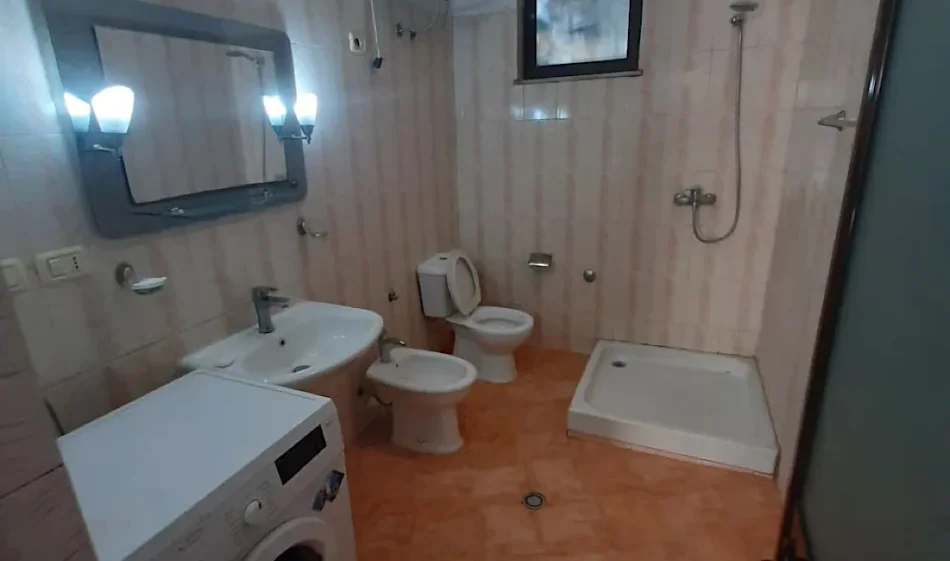 Tirane, jepet me qera Vile 1+1 , 65 m² 400 €