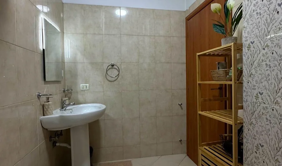 Tirane, jepet me qera apartament 1+1 Kati 3, 70 m² 650 € 