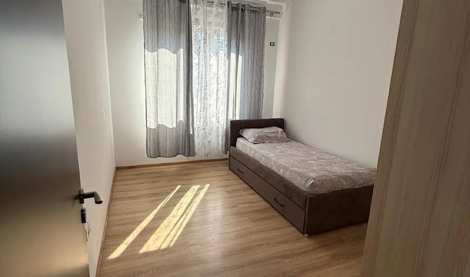 Tirane, jepet me qera apartament 2+1 Kati 3, 85 m² 750 € 