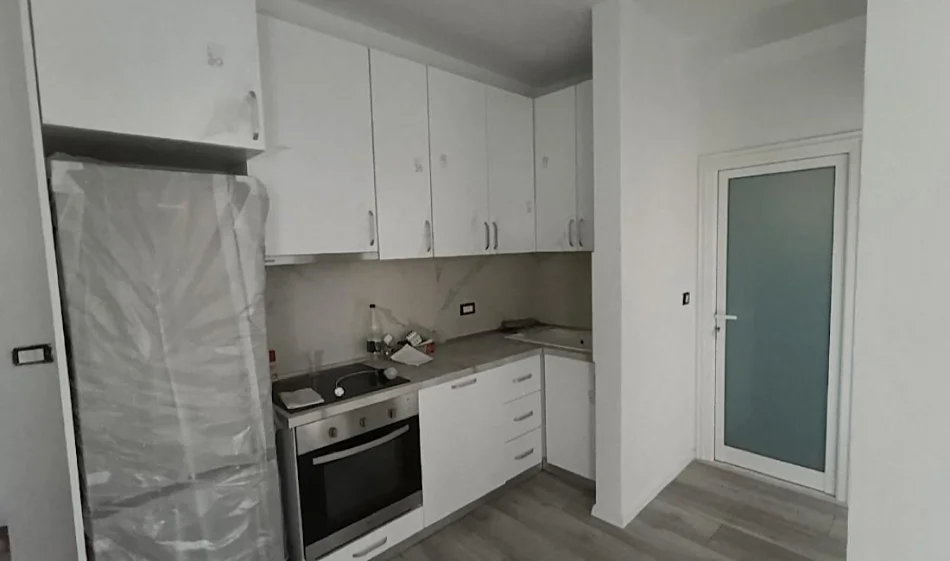 Tirane, jepet me qera shtepi 1+1 Kati 3, 70 m² 450 € 