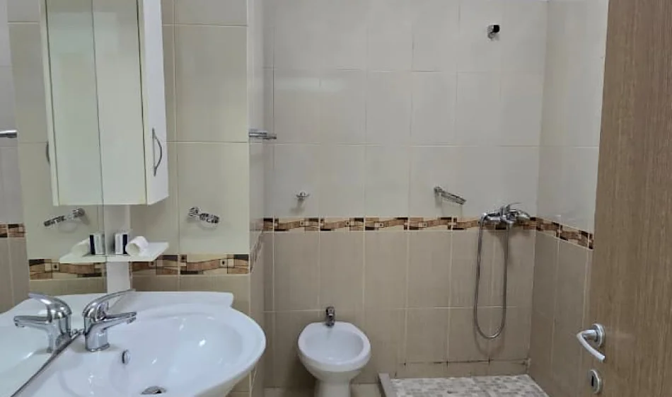 Tirane, jepet me qera apartament 2+1 Kati 2, 100 m² 700 € 