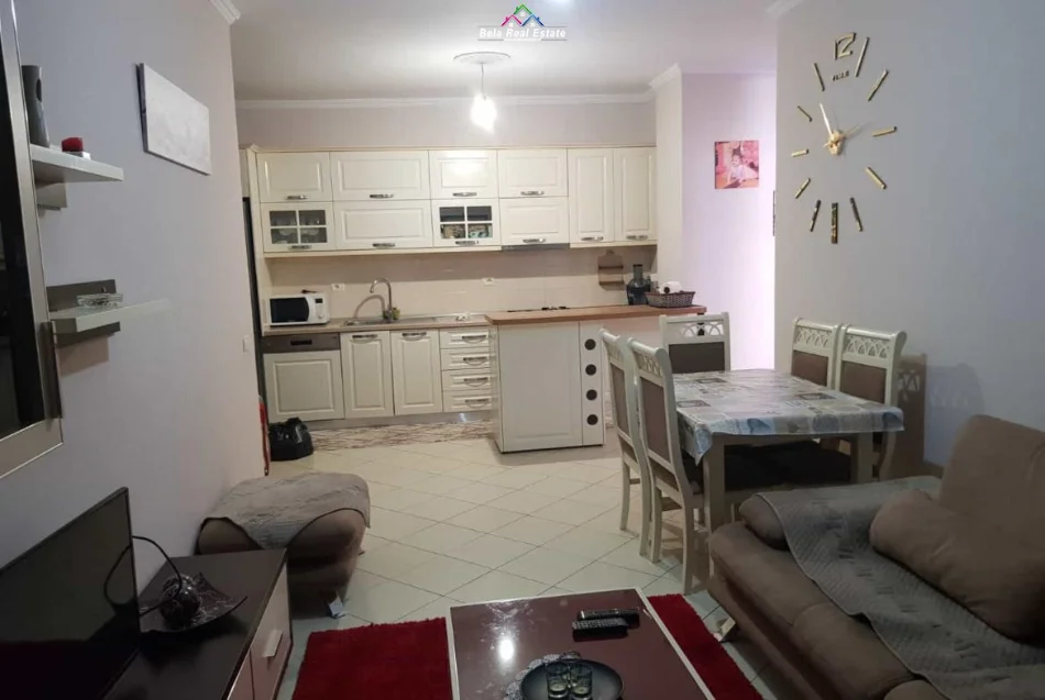 Tirane, jepet me qera apartament 2+1+Ballkon Kati 4, 90 m² 500 € (yzberisht)