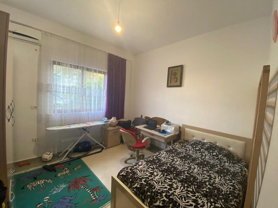 Tirane, jepet me qera Vile 3+1 Kati 1, 130 m² 500 € (rruga Osmet,)