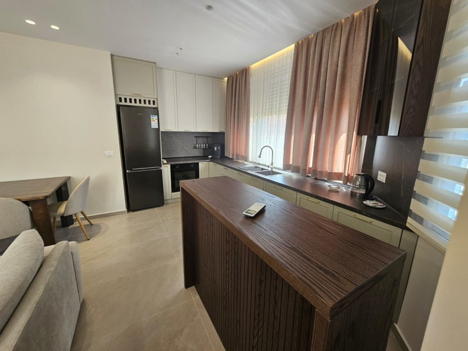 Tirane, jepet me qera apartament 2+1 Kati 3, 110 m² 1.300 € (Rruga e Kavajes)