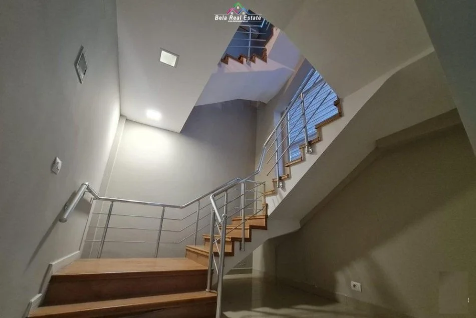 Tirane, jepet me qera Vile 3 Katshe Kati 1, 260 m² 1.500 € (Komuna e Parisit, Selite)