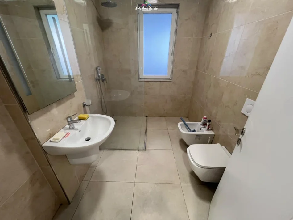 Tirane, jepet me qera zyre Kati 2, 94 m² 730 € (mine peza)